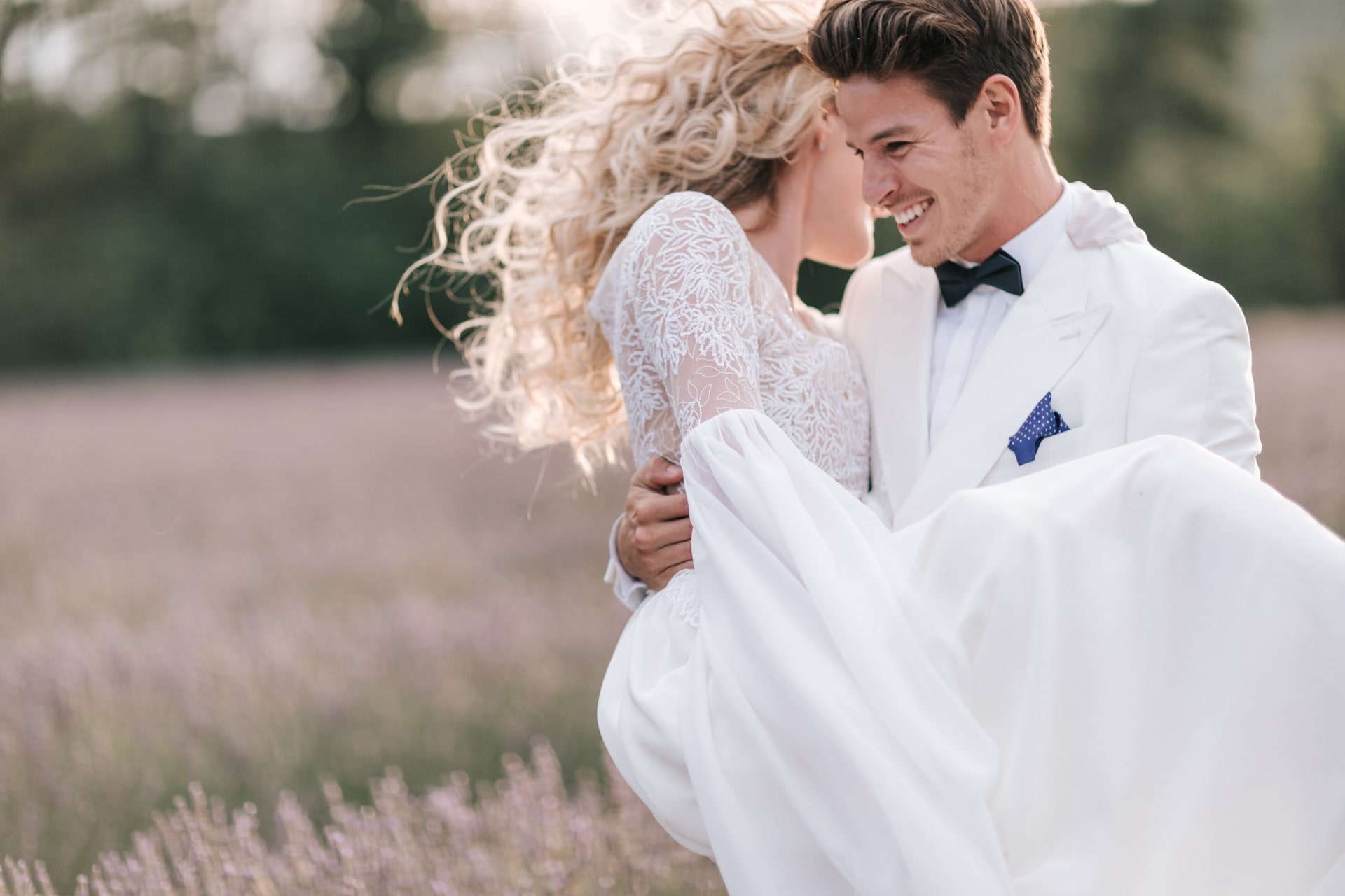 Mariés dans les lavande en Provence par Delphine Closse photographe de mariage
